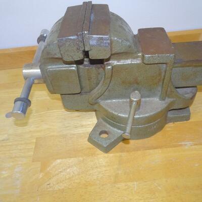 LOT 51 METAL VISE