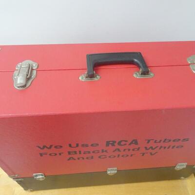 LOT 50. VINTAGE RCA TUBE CADDY /CARRYING CASE