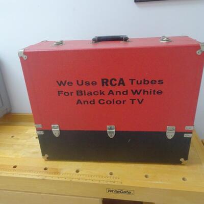 LOT 50. VINTAGE RCA TUBE CADDY /CARRYING CASE