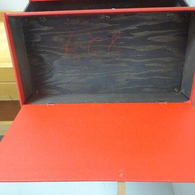 LOT 50. VINTAGE RCA TUBE CADDY /CARRYING CASE