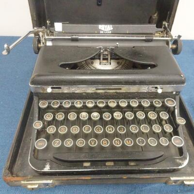 LOT 61. VINTAGE ROYAL PORTABLE TYPEWRITER