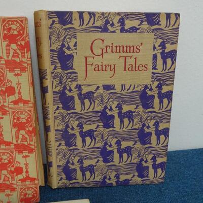 LOT 67. COLLECTION OF VINTAGE BOOKS (7)