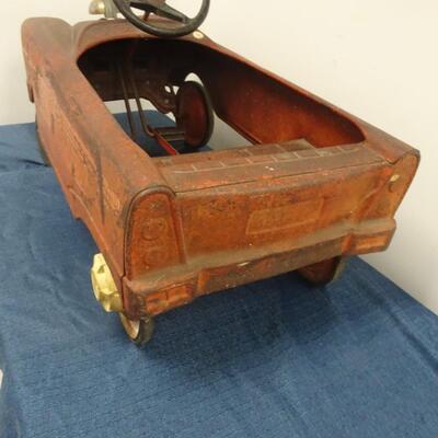 LOT 70  VINTAGE AMF FIRE CHIEF PEDAL CAR