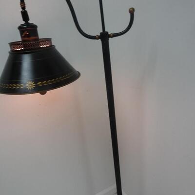 LOT 71. VINTAGE BLACK TOLE FLOOR LAMP