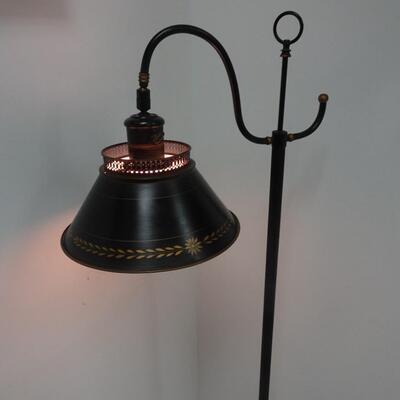 LOT 71. VINTAGE BLACK TOLE FLOOR LAMP