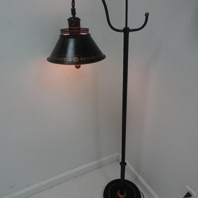 LOT 71. VINTAGE BLACK TOLE FLOOR LAMP