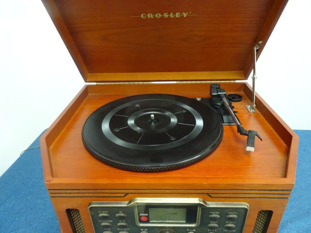 LOT 79 CROSLEY MODEL CR248 TURNTABLE AND AM/FM RADIO