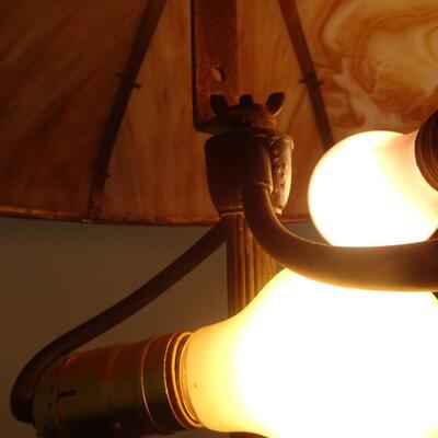 LOT 80 ANTIQUE SLAG PANEL LAMP