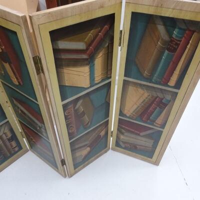 LOT 89 FOUR PANEL SCREEN WITH DECORATIVE BOOK SHELF PRINT
