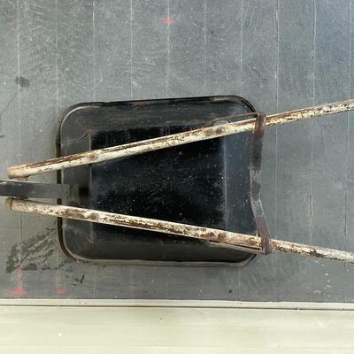 MINI METAL WHEELBARROW