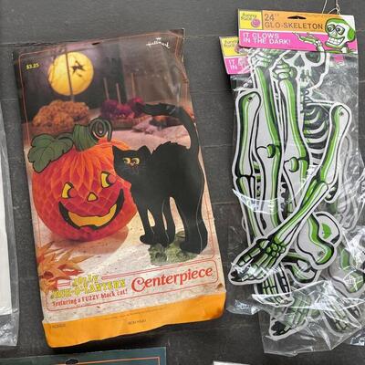 VINTAGE HALLOWEEN PAPER DECORATION LOT
