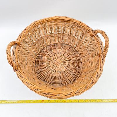 VINTAGE YUGOSLAVIA ROUND WICKER BASKET 13.5â€