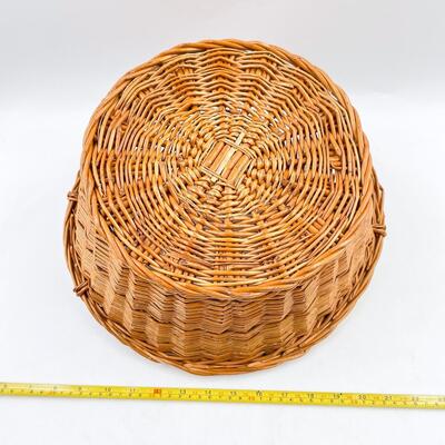 VINTAGE YUGOSLAVIA ROUND WICKER BASKET 13.5â€