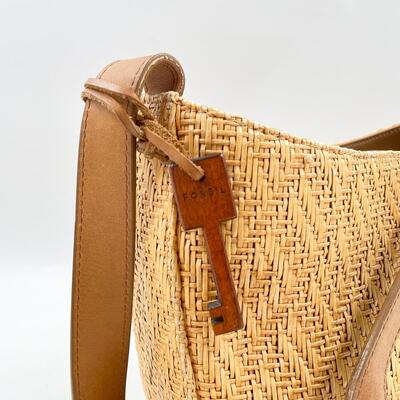 VINTAGE FOSSIL WOVEN STRAW HANDBAG