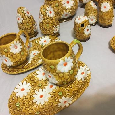 Vintage. Fred Roberts  MCM Daisy 18 Pc  Set Fred Roberts Raised Flowers