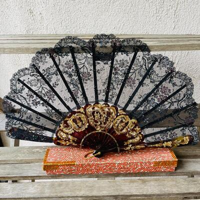 AA  GROUP OF VINTAGE FOLDING HAND FANS PAPER LACE