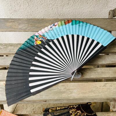 AA  GROUP OF VINTAGE FOLDING HAND FANS PAPER LACE