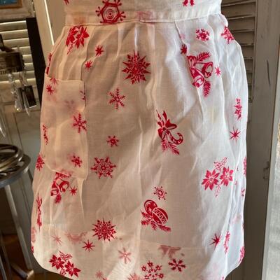 ST VINTAGE WHITE AND RED HOLIDAY APRON
