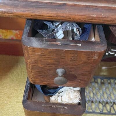 ANTIQUE SINGER SEWING TABLE & VOGUE STITCH SEWING MACHINE