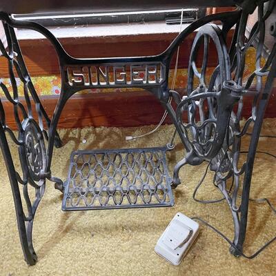 ANTIQUE SINGER SEWING TABLE & VOGUE STITCH SEWING MACHINE