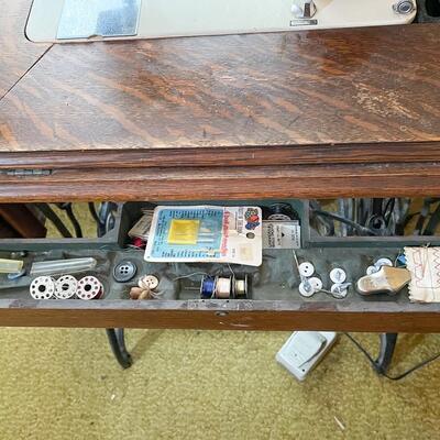 ANTIQUE SINGER SEWING TABLE & VOGUE STITCH SEWING MACHINE