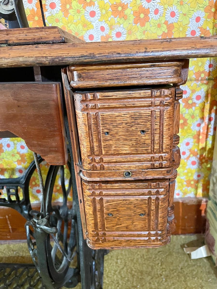 Antique Singer Sewing Machine with Wooden Carry Case • $49.00