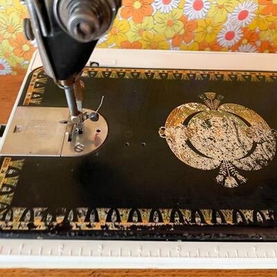 1871 ANTIQUE SINGER â€œLOTUSâ€ 66 SEWING MACHINE & CASE