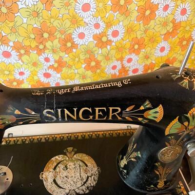 1871 ANTIQUE SINGER â€œLOTUSâ€ 66 SEWING MACHINE & CASE