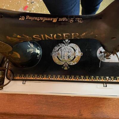 1871 ANTIQUE SINGER â€œLOTUSâ€ 66 SEWING MACHINE & CASE