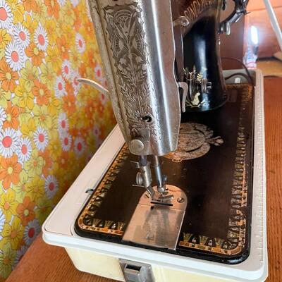 1871 ANTIQUE SINGER â€œLOTUSâ€ 66 SEWING MACHINE & CASE