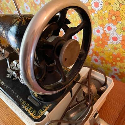 1871 ANTIQUE SINGER â€œLOTUSâ€ 66 SEWING MACHINE & CASE