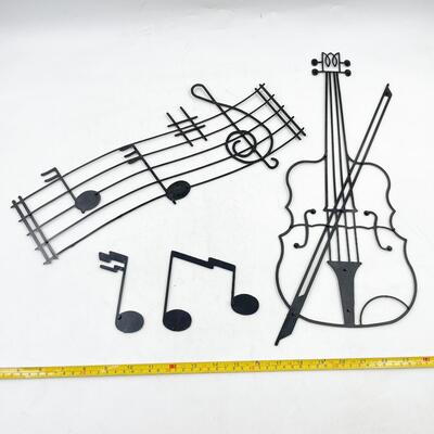 PLASTIC VIOLIN & MUSIC NOTES WALL ART