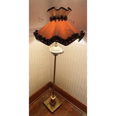 VINTAGE TEAPOT CERAMIC & BRASS LAMP W/ RUFFLED SHADE