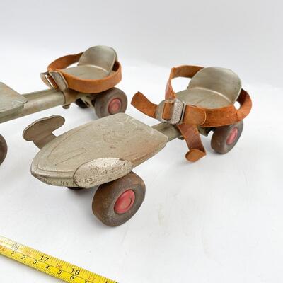 VINTAGE METAL ROLLER SKATES