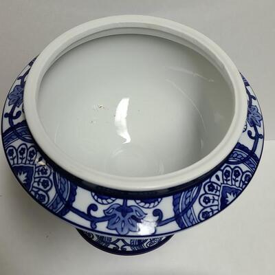 Lot 135: Large Blue & White Ginger Style Jar & Decor Plate