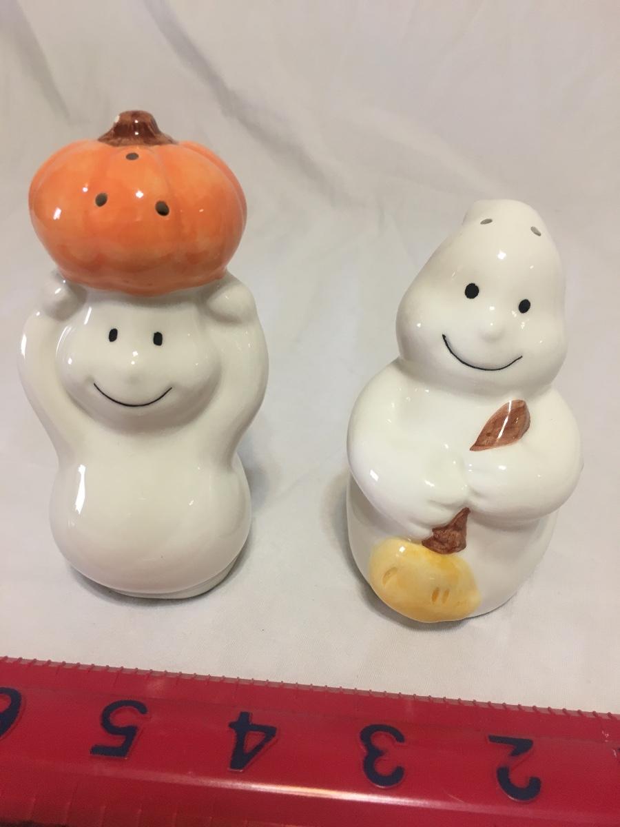 Ghost salt pepper shakers | EstateSales.org