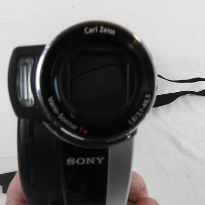 Sony Hybrid DVD-Rewritable 15x Optical Zoom Camcorder.  Tripod adapter and case