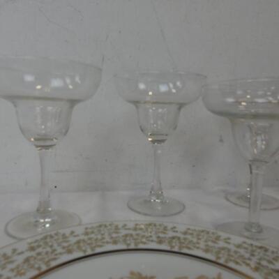8 pc Glassware: 2 Plates 