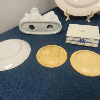 LOT 93. HOME DECOR AND PLATES