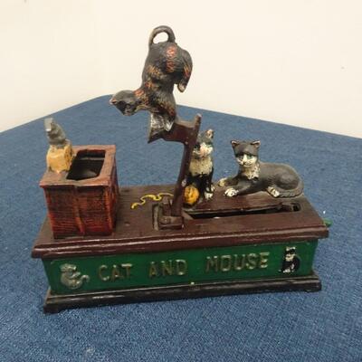 LOT 102  VINTAGE DIE CAST METAL CAT AND MOUSE BANK