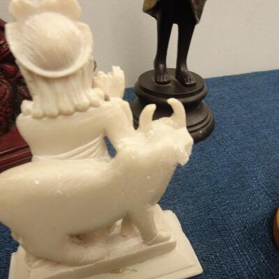 LOT 106. COLLECTION OF HOME DECOR