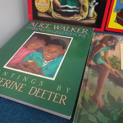 LOT 110  COLLECTION OF KIDS BOOKS
