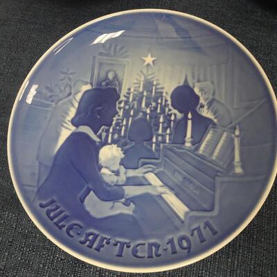 LOT 114. COLLECTION OF BING & GRONDAHL CHRISTMAS PLATES SET OF 6