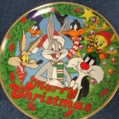 LOT 116. VARIETY OF DECORATIVE PLATES