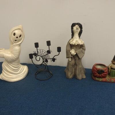 LOT 117. HALLOWEEN HOME DECOR