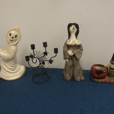 LOT 117. HALLOWEEN HOME DECOR