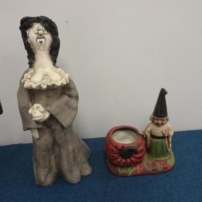 LOT 117. HALLOWEEN HOME DECOR