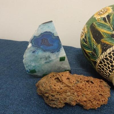 LOT 118. HOME DECOR INCLUDING VASE AND WOOD TEDDY BEAR