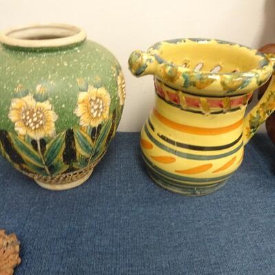 LOT 118. HOME DECOR INCLUDING VASE AND WOOD TEDDY BEAR