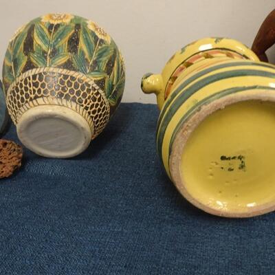 LOT 118. HOME DECOR INCLUDING VASE AND WOOD TEDDY BEAR
